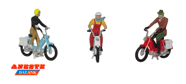PERSONAS EN CICLOMOTOR