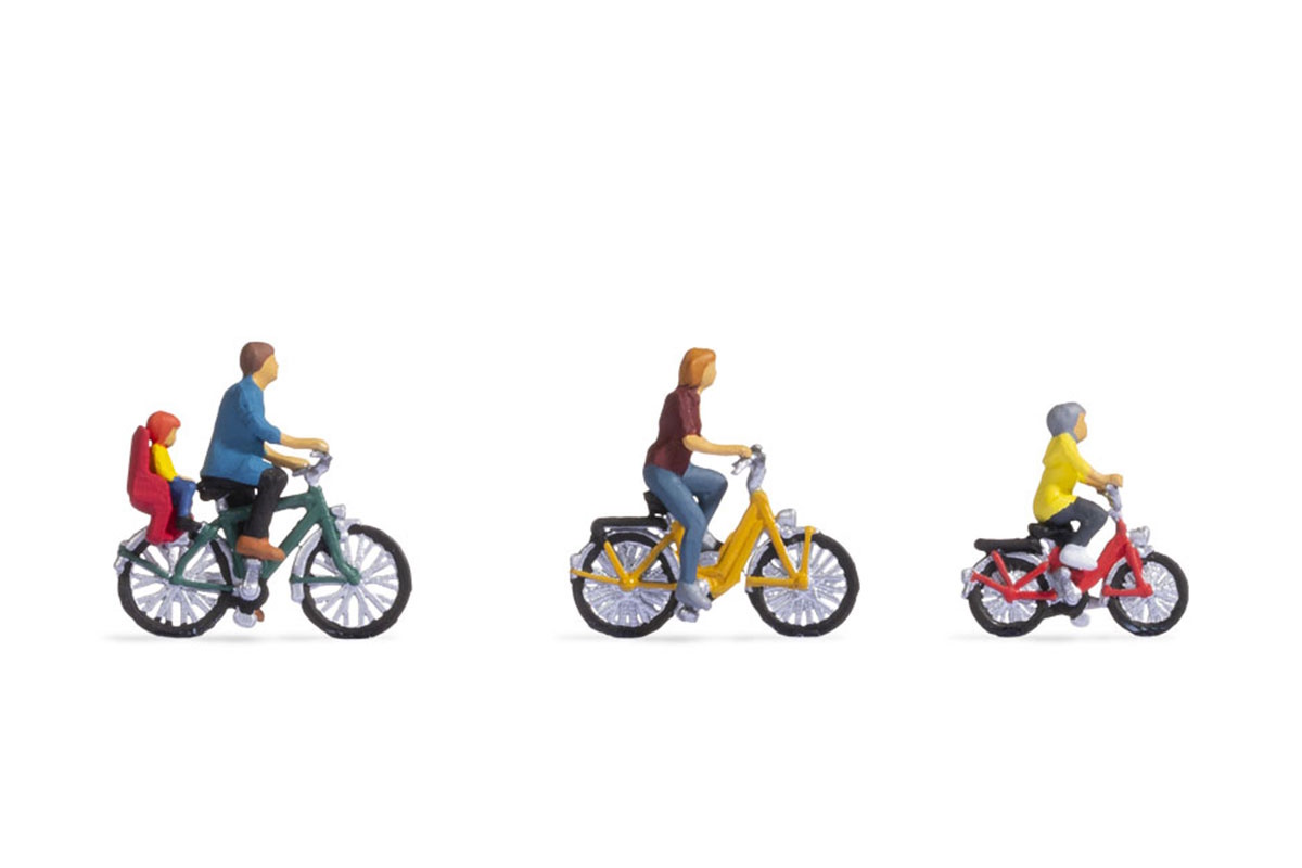 FAMILIA DE EXCURSIÓN EN BICICLETA