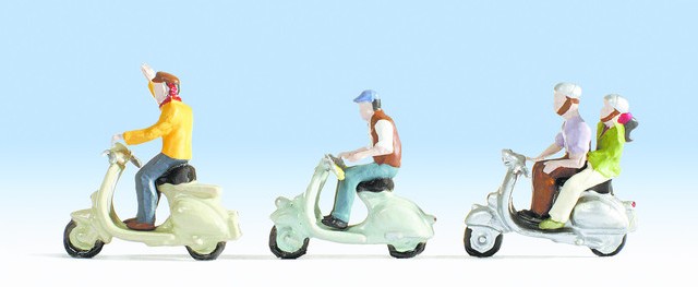 MOTORISTAS EN VESPA (3 MOTOS, 4 FIGURAS)